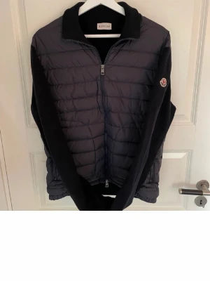 Moncler cardigan - Moncler cardigan i väldigt bra skick. Stolelel M och inga tecken på användning 