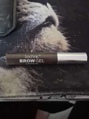 Technic Brow Gel brun ögonbrynsgel - Technic Brow Gel i brun nyans för att forma och fixera ögonbrynen. Kommer i en smidig tub med silverfärgat lock och enkel applikator. Perfekt för att ge brynen definition och hålla dem på plats hela dagen.