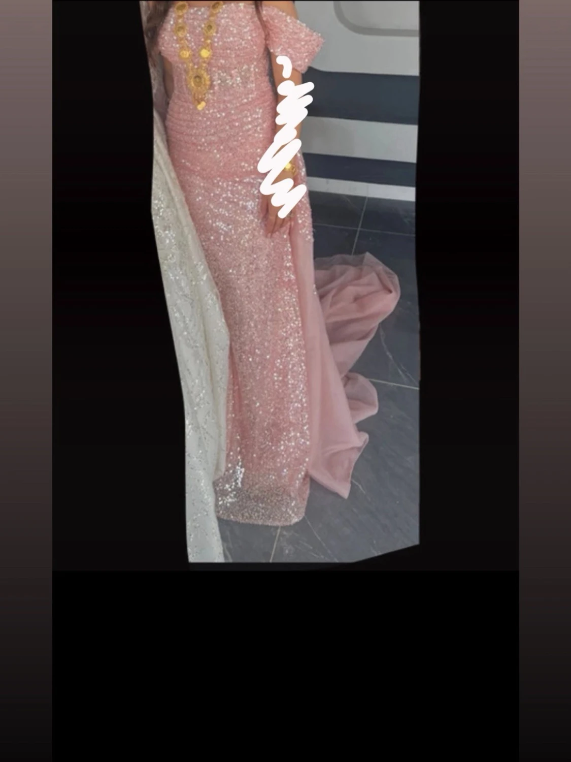 Glittrig rosa långklänning med släp - 1