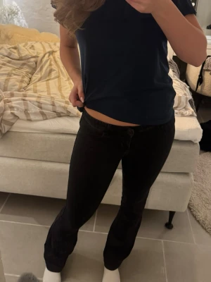 Svarta lågmidjade jeans - Säljer dessa supersnygga lågmidjade jeans från only pågrund av att dom är för små🤗💓 