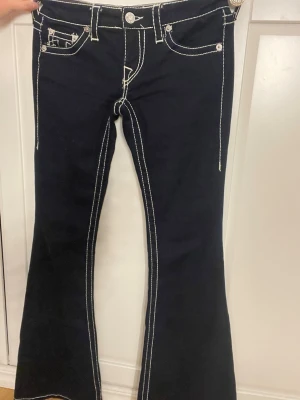 True Religion jeans ultra low - Säljer dessa skit snygga true religion jeans som används 2 gånger för jag passar inte i så låga jeans och jag tycker dem är för låga köppta för 1400kr stl 25 nya utan lapp det är bara att fråga om bilder 