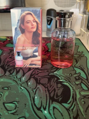 SÖKER BYTE!! - Louis Vuitton California Dream parfym i en elegant rund glasflaska med rosa nyans och svart lock. Medföljer originalkartong med färgstark design och gradient i rosa och blått. Flaskan rymmer 100 ml Eau de Parfum. Vid köp så får du med en sampel och om vi gör en riktigt snabb affär så kan du få med två valfria sampels från min kollektion. Och pris gör att diskutera.