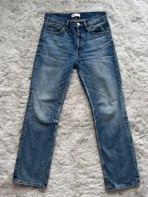 Raka lösa jeans - Raka breda jeans med bred midja så att de kan hänga för en cool lös passform ⭐️knappar framtill ganska långa på mig som är 163