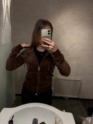 Brun juicy couture ziphoddie  - Säljer min bruna juice couture ziphoddie eftersom den inte kommer till användning längre. Är i storlek S men passar även XS. Jag har de bruna byxorna till ifall man är intresserad av att köpa hela sättet för en bra pris. Skriv vid fubderingar💞💓