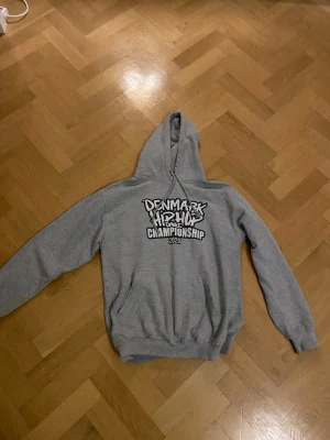 Denmark hip hop hoodie - Snygg grå hoodie med tryck 'Denmark Hip Hop Dance Championship 2020' på bröstet. 