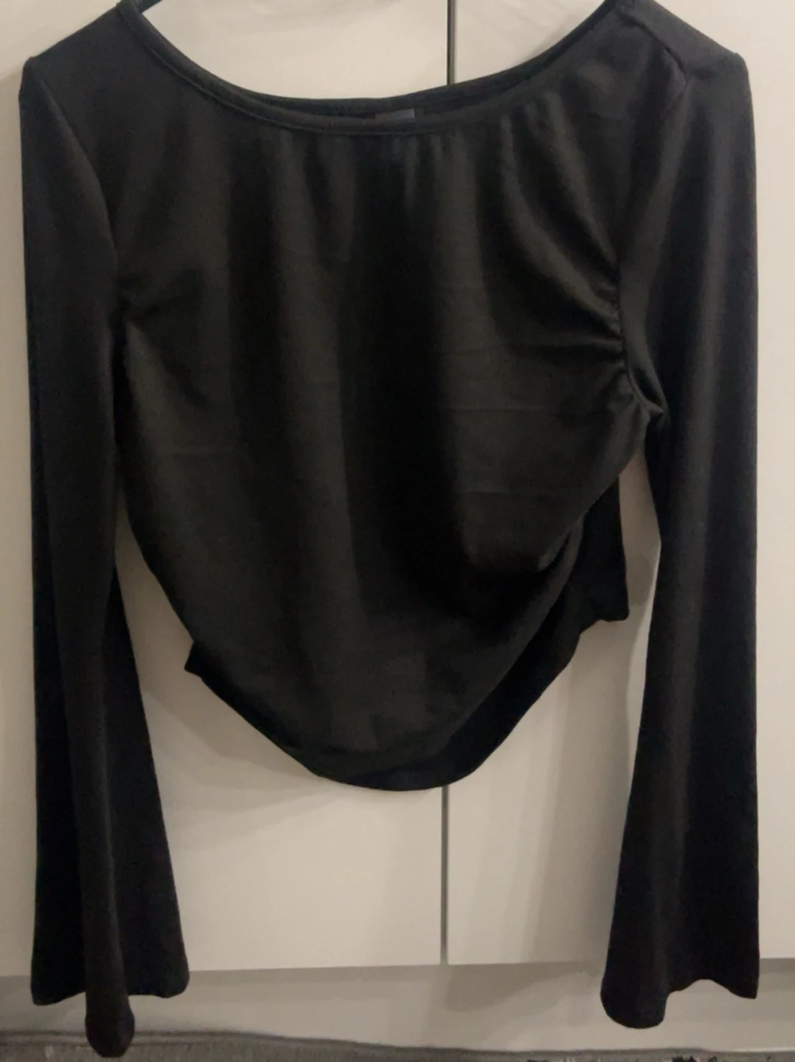 Svart topp med utsvängda ärmar - 2