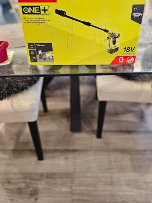 Ryobi ONE+ 18V sladdlös högtryckstvätt - Säljer en Ryobi ONE+ 18V sladdlös högtryckstvätt. Den är gul och svart, drivs med batteri (ingår ej) och har en lång lans. Perfekt för att tvätta bilen eller uteplatsen. Levereras i originalkartong.ny oanvänd 