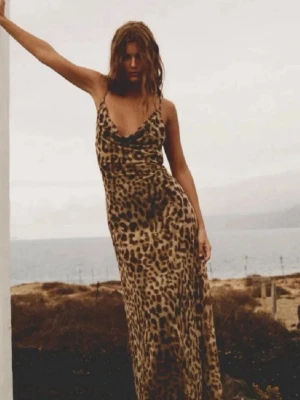 Leopardmönstrad lång klänning ZARA - Jättefin lång klänning från Zara som är leopardmönstrad och tunna axelband med ganska djup rygg. Den är verkligen oanvänd, har inte varit utanför mitt rum typ🥹 Jag är 166 för referens så tror den passar perfekt om du är 155-164 eftersom jag tycker den är lite lite kort. Otroligt skönt och stretchigt material! Kommer vara så fin nu till sommaren🤩❤️