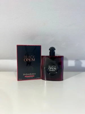 Yves Saint Laurent Black Opium EdP - Black Opium Eau de Parfum från Yves Saint Laurent. Flaskan är mörkt vinröd med svart rund etikett och svart lock. Doften är intensiv och modern, perfekt för dig som gillar lyxiga och djärva parfymer. Kommer i originalförpackning.
