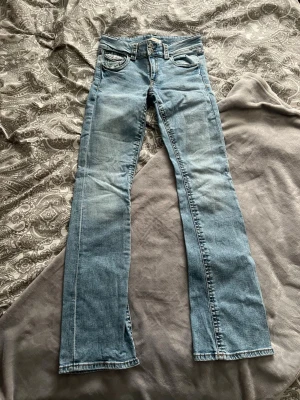 Lågmidjade bootcut jeans - Lågmidjade blå bootcut jeans från Gina Tricot i storlek 170. Passar mig som har xs/s i jeans. Utmärkt skick. Köp gärna bundle så kan vi komma överens om ett bra paketpris! Det finns just nu möjlighet till fri frakt!!