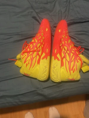 Lamelo ball - Säljer lamelo ball basketskor andvända 2 gånger förut nästan helt sprillans nya storlek 46 passar bra för män och kvinnor som spelar basket eller allmänt vill ha snygga skor