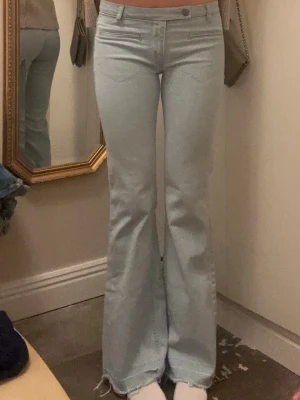 Lågmidjade jeans  - Lågmidjade ljusblå utsvängda jeans med slitningar längs ner från Zara i storlek 38 men sitter mer som en S💓               Midjemått 34.5cm Innerbenslängd 84cm  Jag är 175cm och dom passar bra. Jeansen är ganska stretchiga jag brukar ha midjemått 37 isch