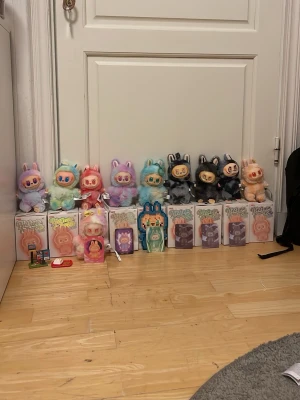 Labubus  - Säljer labubus,man får med paket och vissa kort också. En kostar 150, 5 kostar 500 och alla 10 för 890kr. Pris kan diskuteras 