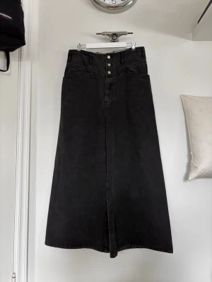 Raf Simons ss04 ”waves” redux jeans - Storlek S passar som storlek 32, vilket är den mest eftertraktade storleken. Fortfarande i nästan helt nyskick.  Redux Archive är en nyutgåva av utvalda plagg från Raf Simons arkiv, som markerar märkets 25-årsjubileum 2020.  Dessa jeans kommer ursprungligen från aw04 ”Waves”-kollektionen och finns med på två looks från catwalken det året.