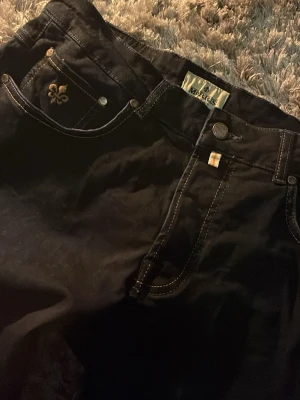 Mörkblå  jeans  Morris - Säljer dessa unika morris jeans eftersom de är förstora. Väldigt skönt material och bara använda ett fåtal gånger. Inga defekter. Pris går att diskutera, hör av dig vid frågor!