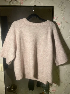 Lager 157 stickad tröja  - Stickad trekvartsärmad beige tröja från lager 157! Helt oanvänd med prislapp kvar💕