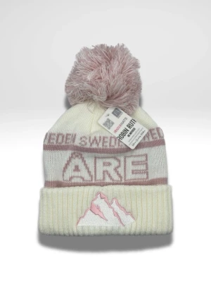 ORIGINAL ÅRE MÖSSA - Åre Mössan är en varm och skön mössa med clean design och perfekt passform ❄️🍾. Tillverkad för nordiskt väder och gör varje vinterdag både bekväm och stilfull, oavsett om du är i skidbacken eller på stan.😍✨