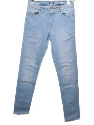 Jeans Jack & Jones -  Jack & Jones med klassisk femficksdesign och raka ben. Jeansen har en snygg tvättad look och är tillverkade i bomull. Perfekta för dig som gillar en avslappnad och trendig stil. Storlek 170 (15y)