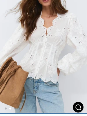 Gina tricot blus - Otroligt vacker och söt blus från gina tricot!🥰Väldigt eftertraktad pga slutsåld🫶🏻I storlek medium men passar även small. Helt ny och oanvänd, med prislapp. 