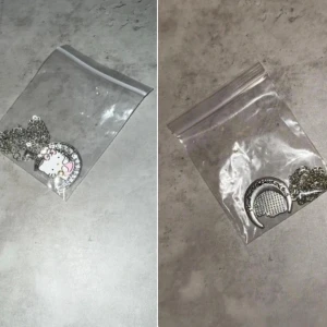 Hello Kitty halsband med silverkedja - Sött halsband med en rund Hello Kitty-berlock i silverfärg och vit bakgrund med rosa detaljer. Kedjan är tunn och silverfärgad. Perfekt accessoar för dig som gillar gulliga smycken och vill ha något unikt runt halsen.