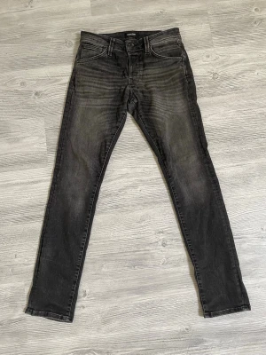 Jack & Jones jeans  - Tja säljer nu dessa feta grå jeansen i storlek 28/32 ifrån Jack & Jones för endast 399kr! Perfekt skick ( helt nya ) skriv i dm vid funderingar! Priset är ej hugget i sten!🙌