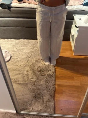 Randiga linnebyxor - Mysiga linnebyxor i vitt med tunna gråa ränder. Byxorna har rak passform och lågmidjade! Perfekta för sommaren. ☺️