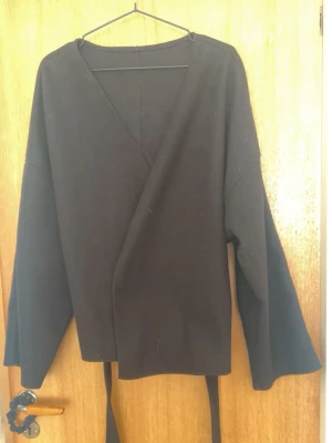 Svart tunn kappa med band  - 🖤