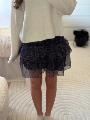 Gullig blå volang kjol med mönster  - Jättegullig kjol från Neo Noir som är blå och med mönster. Jättebra skick!! Storlek 36 men skulle även säga att den passar 34 , nypris var 600:-🩷