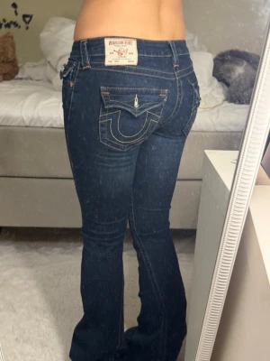 Mörkblå bootcut jeans True Religion - Säljer ett par mörkblå bootcut jeans från True Religion. Storlek 26. Mycket bra skick. 