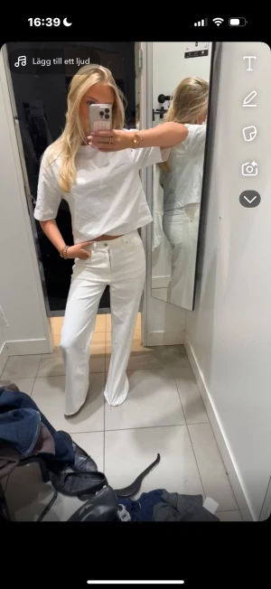 Vit croppad t-shirt i bomull - Säljer en vit t-shirt med croppad passform och korta ärmar. T-shirten är enkel och stilren utan mönster eller detaljer, tillverkad i mjuk bomull. Perfekt för dig som gillar en clean och avslappnad look.