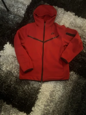 Röd Nike tech med huva och dragkedja - Hela set för 700