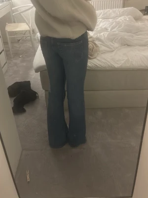 Blå bootcut jeans - Säljer ett par blå bootcut Jeansen har en snygg tvätt och lätt utsvängda ben som ger en retrovibe. Perfekta till vardagslooken och passar till både sneakers och boots. Vet inte riktigt men hade nog sagt ungefär 25/26