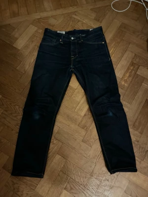 Selvage jeans - Nu säljer vi dessa limited edition selvage jeans från Kings Of Indigo. Det är 16 oz selvage, och storleken är W33 L32! Inga defekter finns och de är i mycket fint skick. Sparsamt använda och kan få otroligt feta fades!