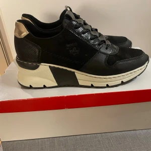 Svarta sneakers från Rieker - Använda på en kort promenad.