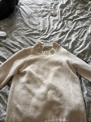 Beige stickad tröja från Stone Island. Storlek M - Säljer en stilren beige stickad tröja från Stone Island. Tröjan är autentisk och priset går att diskutera
