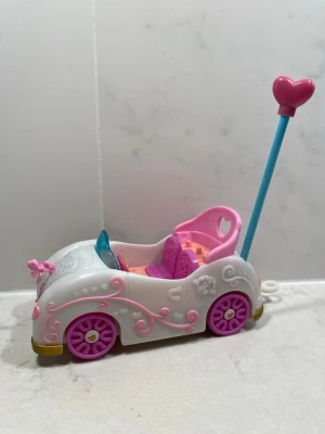 My little pony radiostyrd bil - My little pony radiostyrd bil med fungerande kontroll, skruven till batterierna är rundad så får inte upp den. Men det går säkert på något sätt!! Den är i gott skick överlag, lite skitig under hjulen 🙂‍↕️🦄 Lägre pris vid snabb affär