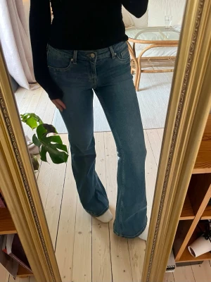 Lågmidjade bootcut jeans - Lågmidjade bootcut jeans från H&M, använda fåtal gånger så är som nya