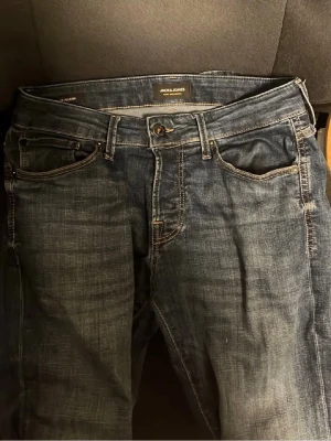 Mörkblå jeans från Jack & Jones - Säljer ett par mörkblå jeans från Jack & Jones. jeansen är stor i sin storlek. jeansen är W29 men sitter bättre på W30 pris går diskutera!!!