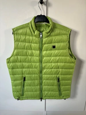 Ljusgrön dunväst med dragkedja - Grön trendig populär och sällsynt Hetrego dun väst i storlek M säljes. Mycket fint skick perfekt nu till våren och sommaren! Grym passform av högsta kvalite