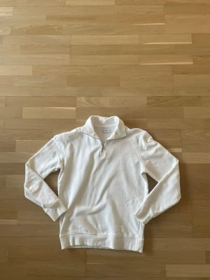 Vit halvzip från These glory days - Vit zip tröja från These Glory days. Nästan aldrig andvänd och är i jätte bra kondition. Pris kan diskuteras vid snabb affär. Ny pris ligger på ungefär 700kr.