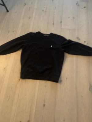 Långarmad Ralph Lauren tröja svart - En ganska ny Ralph Lauren långarmad som blir perfekt nu för våren eftersom den inte är för tjock. Den är i jättebra skick och pris kan diskuteras på snabb affär
