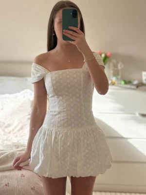 Vit off-shoulder klänning - Söt vit klänning med off-shoulder design och puffig kjol. Du kan ha den både som off-shoulder eller vanligt. Klänningen har små broderade blommor, Den är helt ny med prislapp kvar! Storlek XXS från peppermayo , Slutsåld på nätet. NYPRIS 850:- 🩷