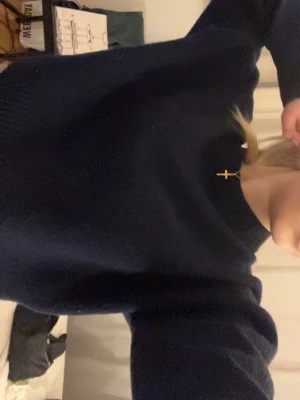 Mörkblå stickad tröja från Zara - Mysig mörkblå stickad tröja från Zara med rund halsringning. Perfekt till höst, vinter och vår för en enkel och stilren look. Den har bara används ett fåtal gånger om ni fungderar på pris tveka inte skriv bara 💙