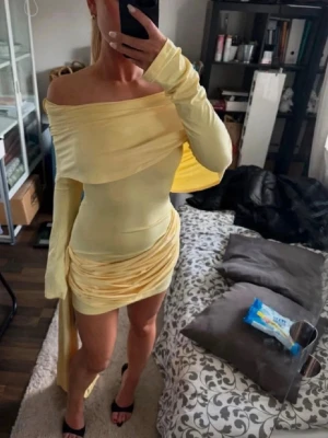 Gul klänning  - Storlek S. Från EGO, går inte att köpa mer!!