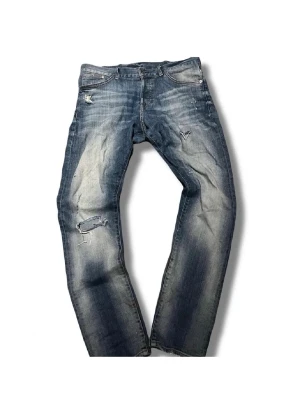 &Denim Jeans - Säljer ett par &Denim jeans, väldigt trendiga just nu. Hör av dig vid frågor eller fler bilder! 😃Jeansen har hål i fickan men inget man ser vid användning.