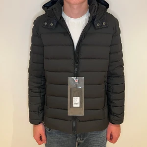 Colmar jacka - Colmar jacka herr | Skick: 9/10 (i princip helt ny) | EU 52/L | Pris - 2599 kr | Fraktar via postnord eller instabox på köparens bekostnad, lapparna på den första bilden finns inte kvar, skicka ett dm om du vill ha fler bilder. Schysst jacka nu inför våren.  Hör av dig vid minsta fråga eller fundering! 