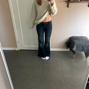 Mörkblå bootcut jeans - Säljer dessa mörkblå bootcut jeans från Gina ur deras cheap monday kollektion. Fint skick trots använda flitigt. Skriv vid fler bilder eller funderingar🙌🏼