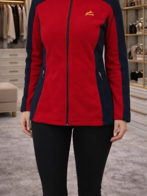 Röd fleecejacka med blå detaljer - Röd fleecejacka från Sondico med marinblå paneler längs sidor och ärmar. Jackan har hel dragkedja framtill, två fickor med dragkedja och en liten gul logga på bröstet. Perfekt för kyliga dagar och enkel att matcha till olika outfits.
