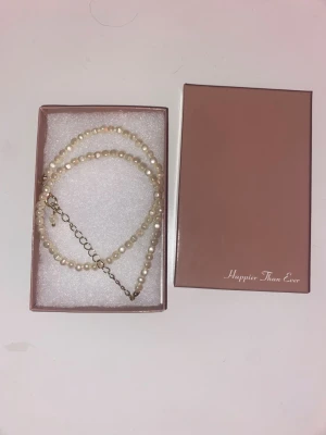 Billie eilish halsband  - Äkta Billie Eilish pärl halsband från 2021. Aldrig använt och helt ny kvalitet  