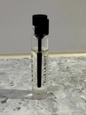 Elle la nuit - Essnce - Essnce - Elle la nuit, köpt nyligen och är provad. Mängd syns på bild 🍯